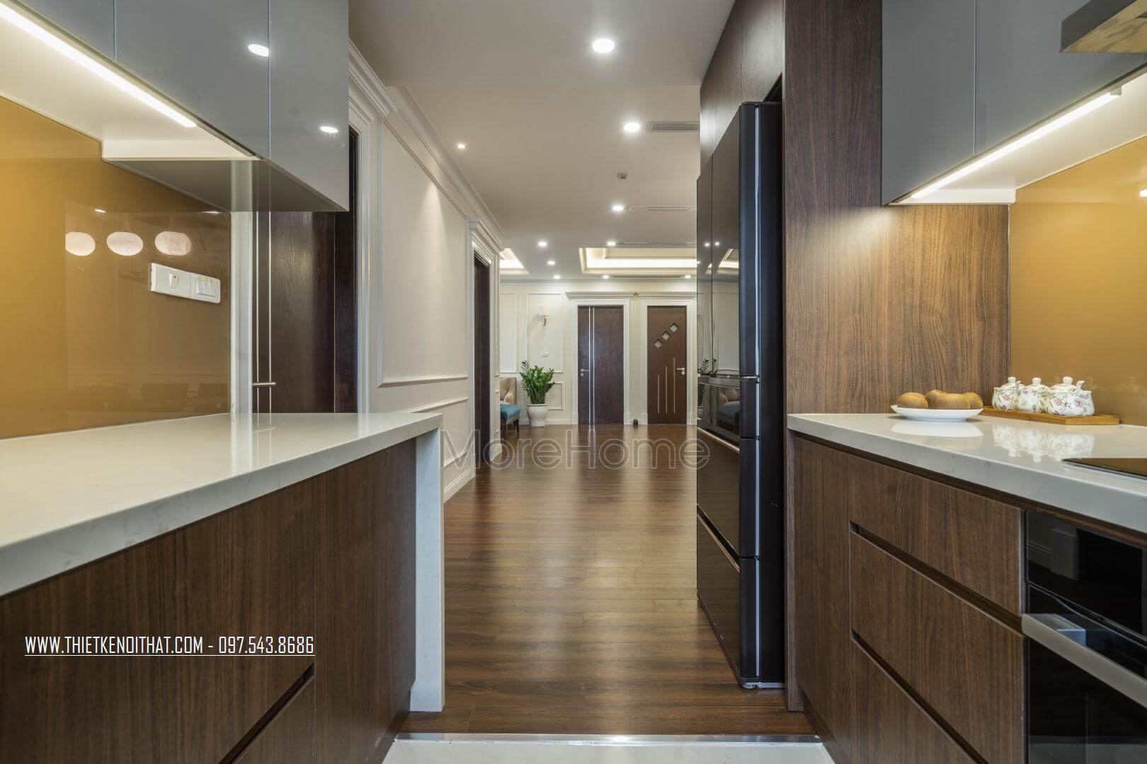 Tủ bếp đảo cao cấp được tạo nên bởi chất liệu gỗ acrylic bóng gương nhập khẩu và gỗ laminate vân gỗ cho không gian phòng bếp này Tủ bếp gỗ công nghiệp và tủ bếp acrylic